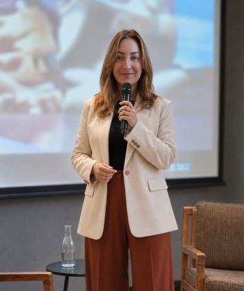Caroline Costa durante uma apresentação corporativa