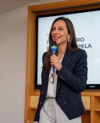 Tatiana Viana durante uma apresentação corporativa